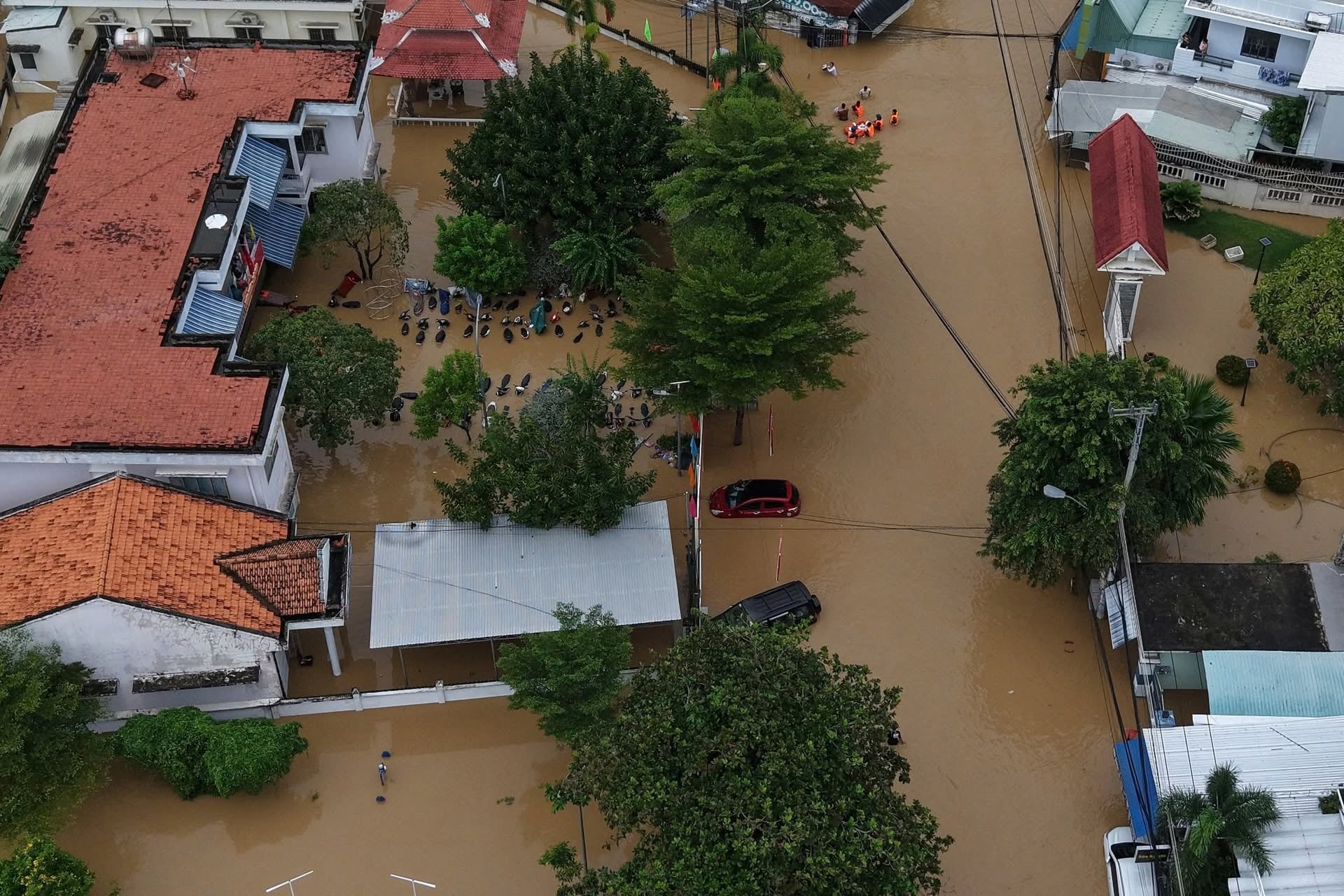 Nha Trang chìm trong biển nước, người dân vật lộn với ngập lụt